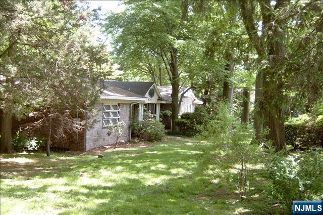 711 W SADDLE RIVER Road