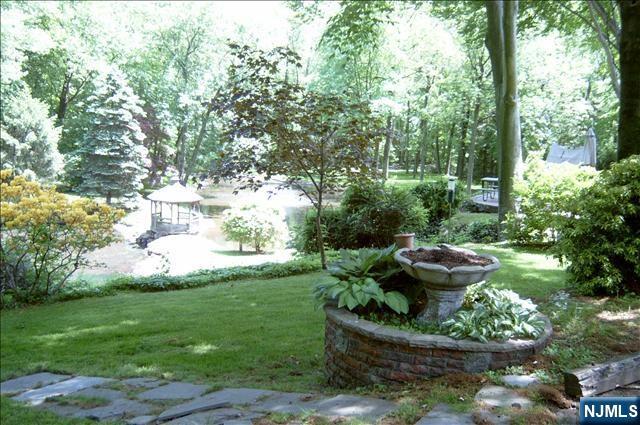 711 W SADDLE RIVER Road