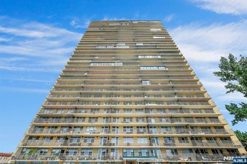 Photo of 6040 Boulevard East #31E, West New York, NJ 07093 (MLS # 26019380)
