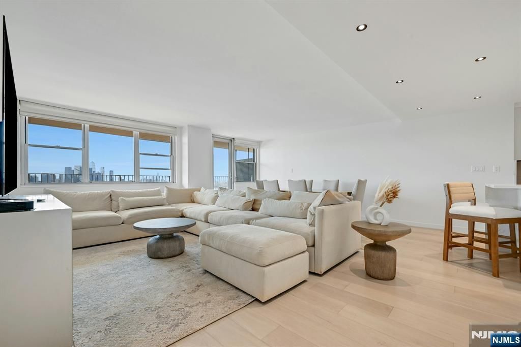 Photo of 6040 Boulevard East #31E, West New York, NJ 07093 (MLS # 26019380)