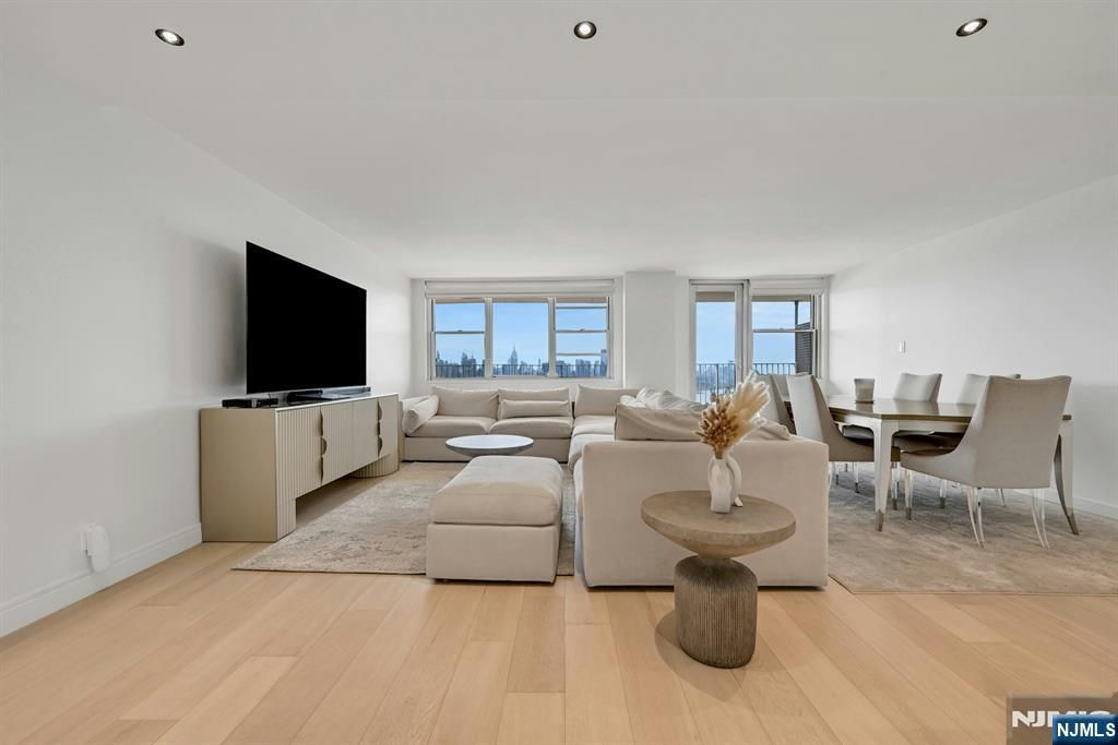 Photo of 6040 Boulevard East #31E, West New York, NJ 07093 (MLS # 26019380)