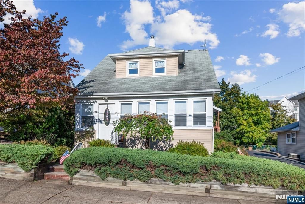 Photo of 27 Washington Place, Totowa, NJ 07512 (MLS # 25035549)