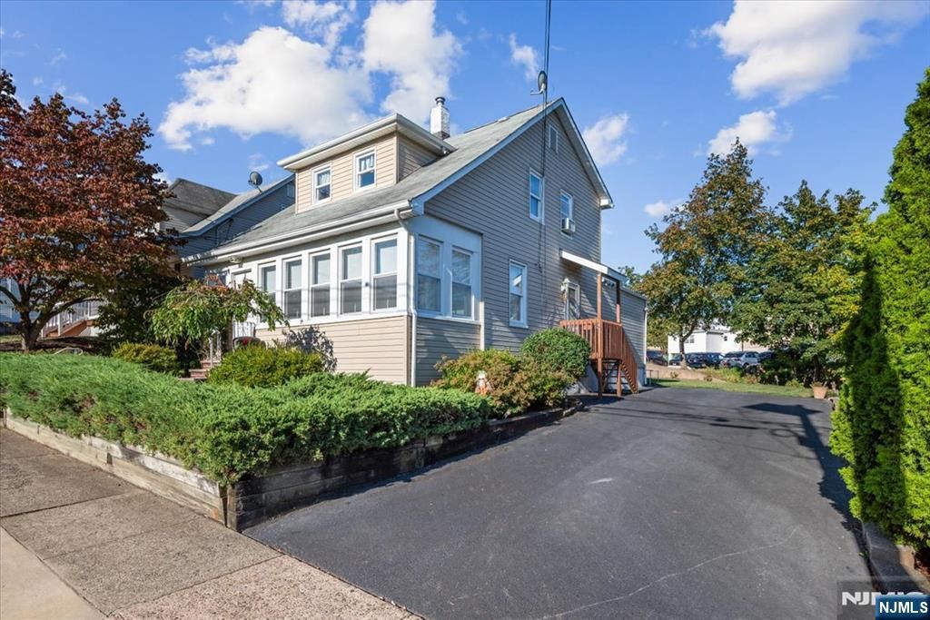 Photo of 27 Washington Place, Totowa, NJ 07512 (MLS # 25035549)