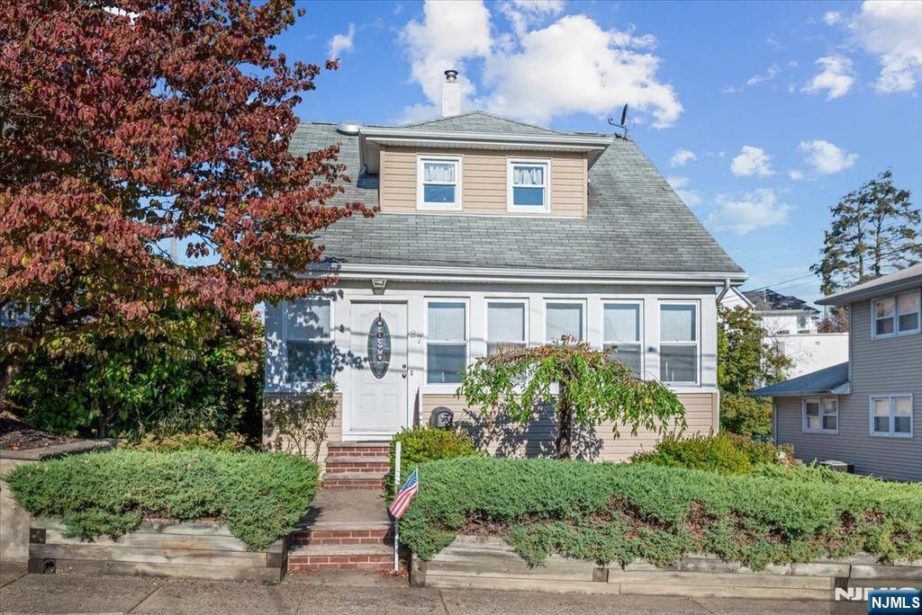 Photo of 27 Washington Place, Totowa, NJ 07512 (MLS # 25035549)