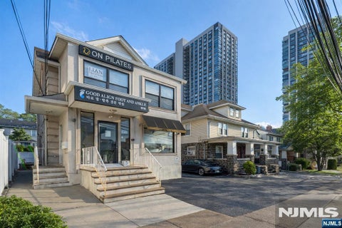 Photo of 1618 Parker Avenue, Fort Lee, NJ 07024 (MLS # 26038104)