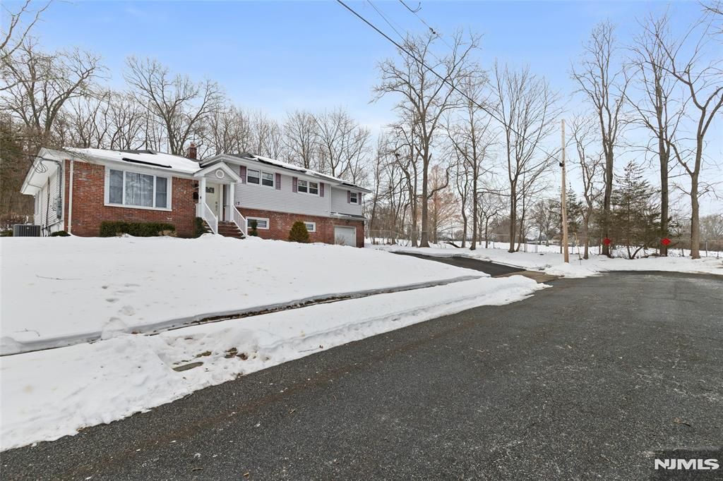 Photo of 27 Viewpoint Road, Wayne, NJ 07470 (MLS # 26008146)