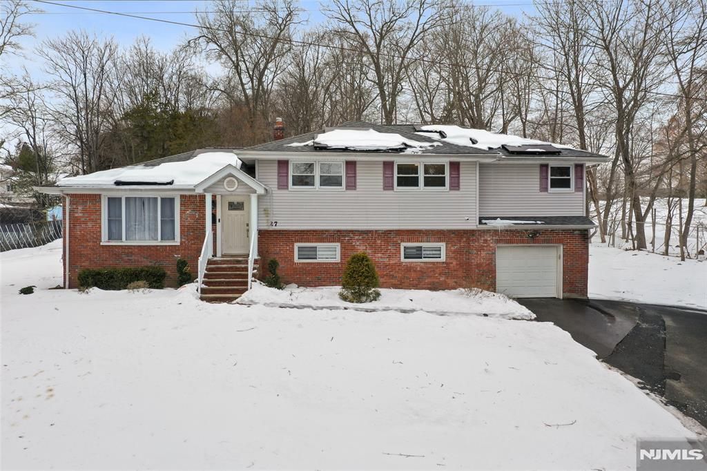 Photo of 27 Viewpoint Road, Wayne, NJ 07470 (MLS # 26008146)