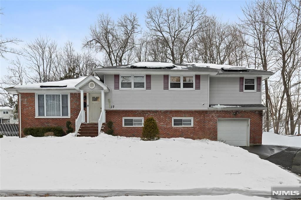 Photo of 27 Viewpoint Road, Wayne, NJ 07470 (MLS # 26008146)