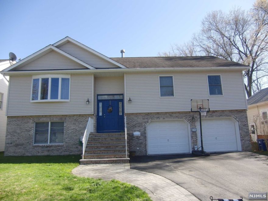 Spacious BiLevel home with room for all. Approximately 3000 sq.ft. of living space with larger than most grade level BiLevel homes. 5 Bedrooms plus extra living room/family room. Hard wood floors, Central AC, U/G sprinklers, Central Vac, 4 zone gas HWBB heat, superior entire house water filtration system. Attached 2 car garage and double driveway.