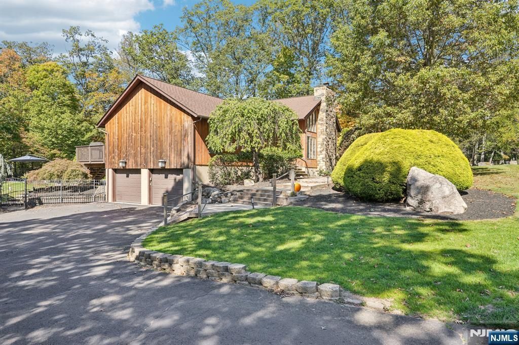 Photo of 766 Natures Way, Franklin Lakes, NJ 07417 (MLS # 25034954)