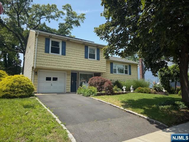 302 Foxwood Rd, Union, New Jersey - 3 Bedrooms  
2 Bathrooms  
8 Rooms - 