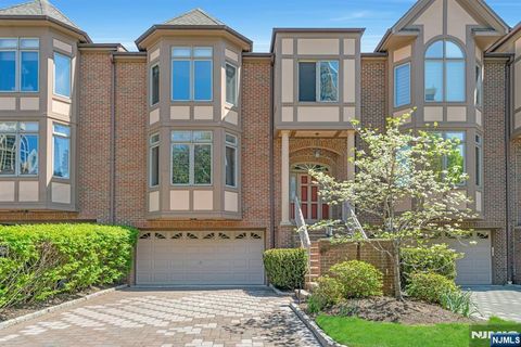 Photo of 25 Victoria Place, Fort Lee, NJ 07024 (MLS # 26011989)