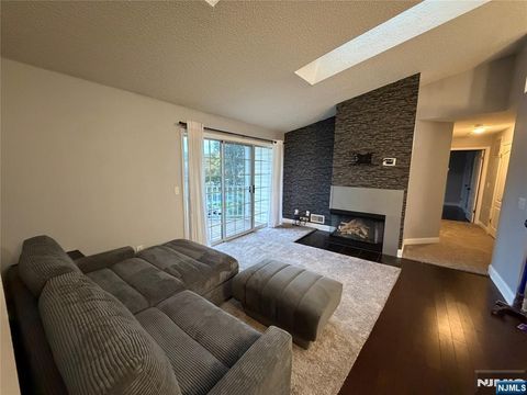 Photo of 889 Tuliptree Ct, Mahwah, NJ 07430 (MLS # 25034253)