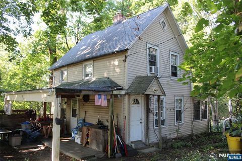 Photo of 668 River Road, New Milford, NJ 07646 (MLS # 25035168)