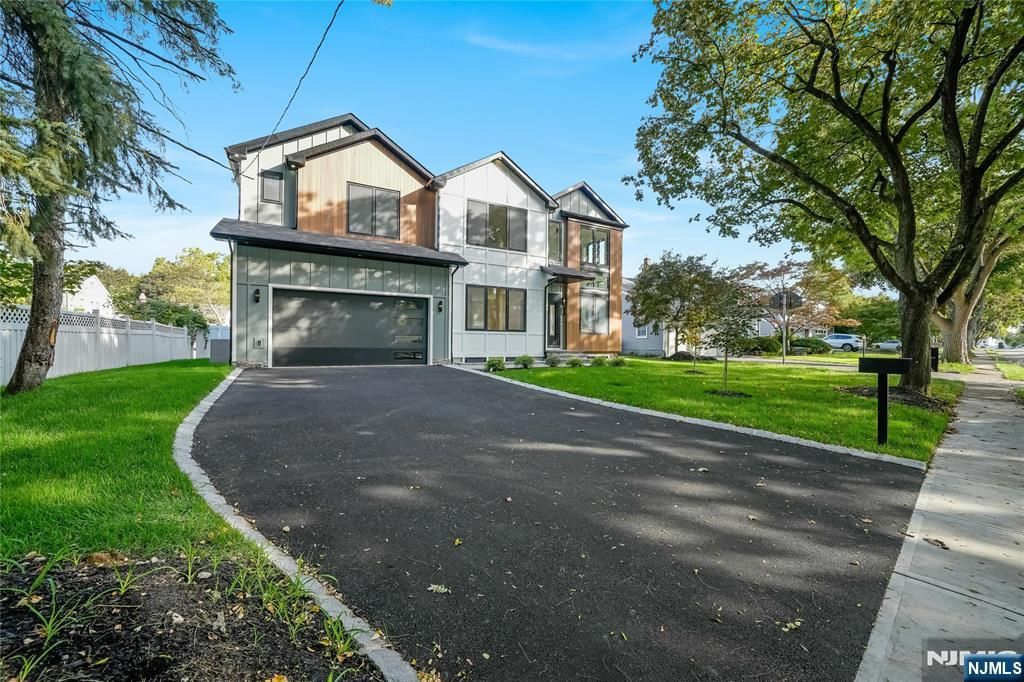 Photo of 33 Oliver Road, Paramus, NJ 07652 (MLS # 25022205)