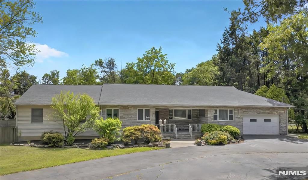 Photo of 915 Glen Avenue, Twp of Washington, NJ 07676 (MLS # 26016057)