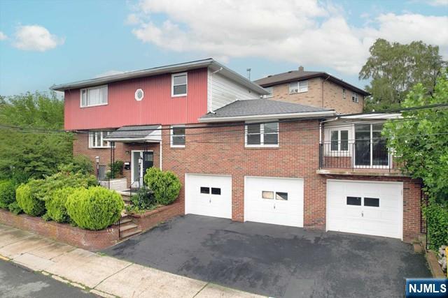 166 Morningside Ln 1st Fl, Palisades Park, New Jersey - 3 Bedrooms  
2 Bathrooms  
7 Rooms - 