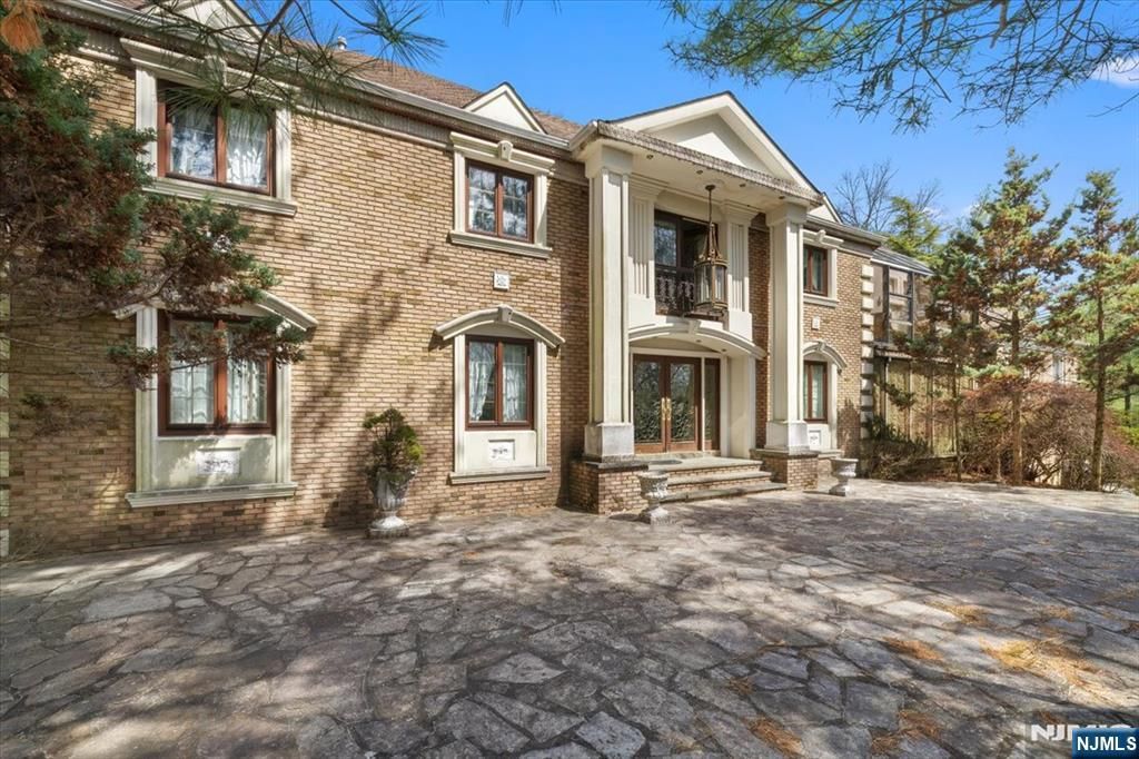 Photo of 12 E Saddle River Road, Saddle River, NJ 07458 (MLS # 25029596)