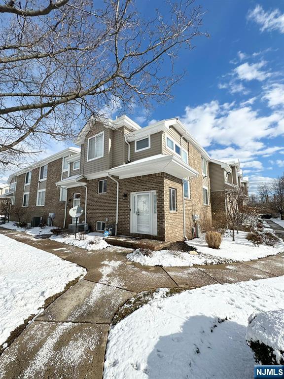 33 Marina View, Woodbridge, New Jersey - 3 Bedrooms  
3 Bathrooms - 