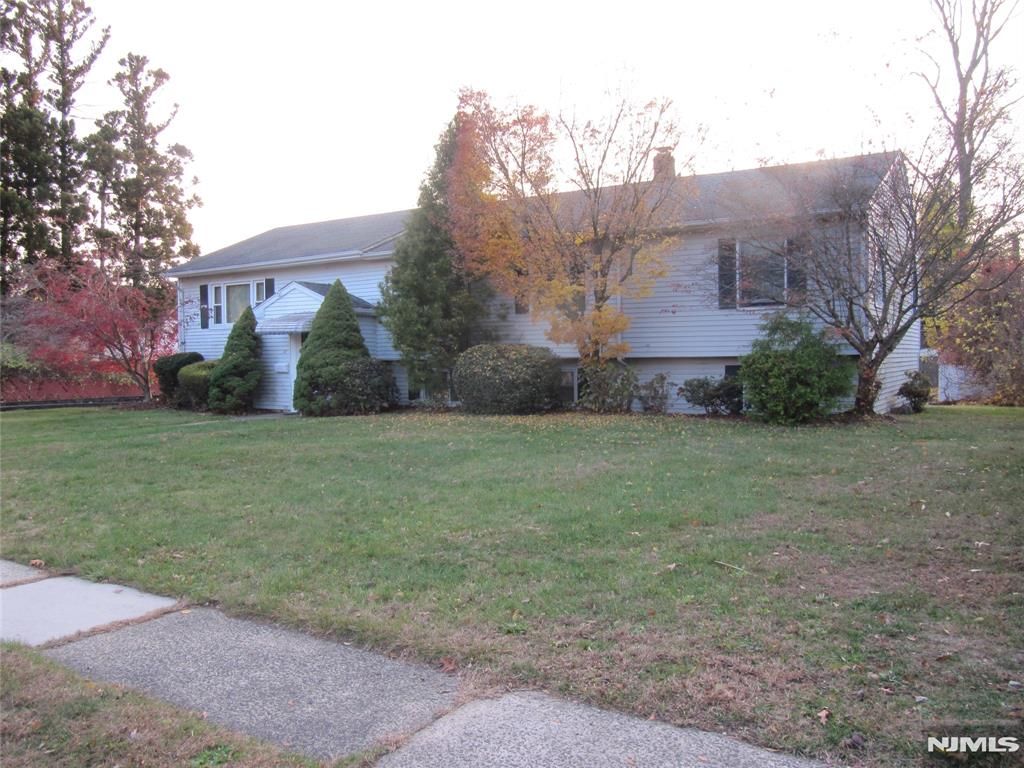 Photo of 37 Atwood Place, Wayne, NJ 07470 (MLS # 25040032)