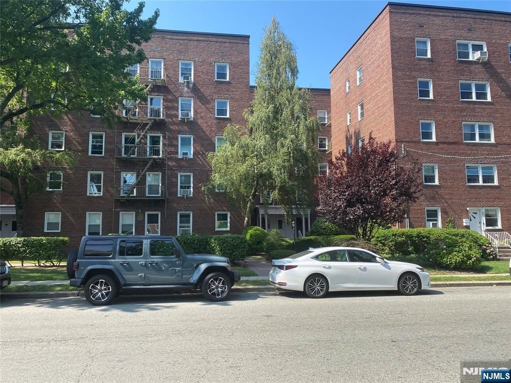 Photo of 328 N Bridge Plaza #5J, Fort Lee, NJ 07024 (MLS # 25027732)