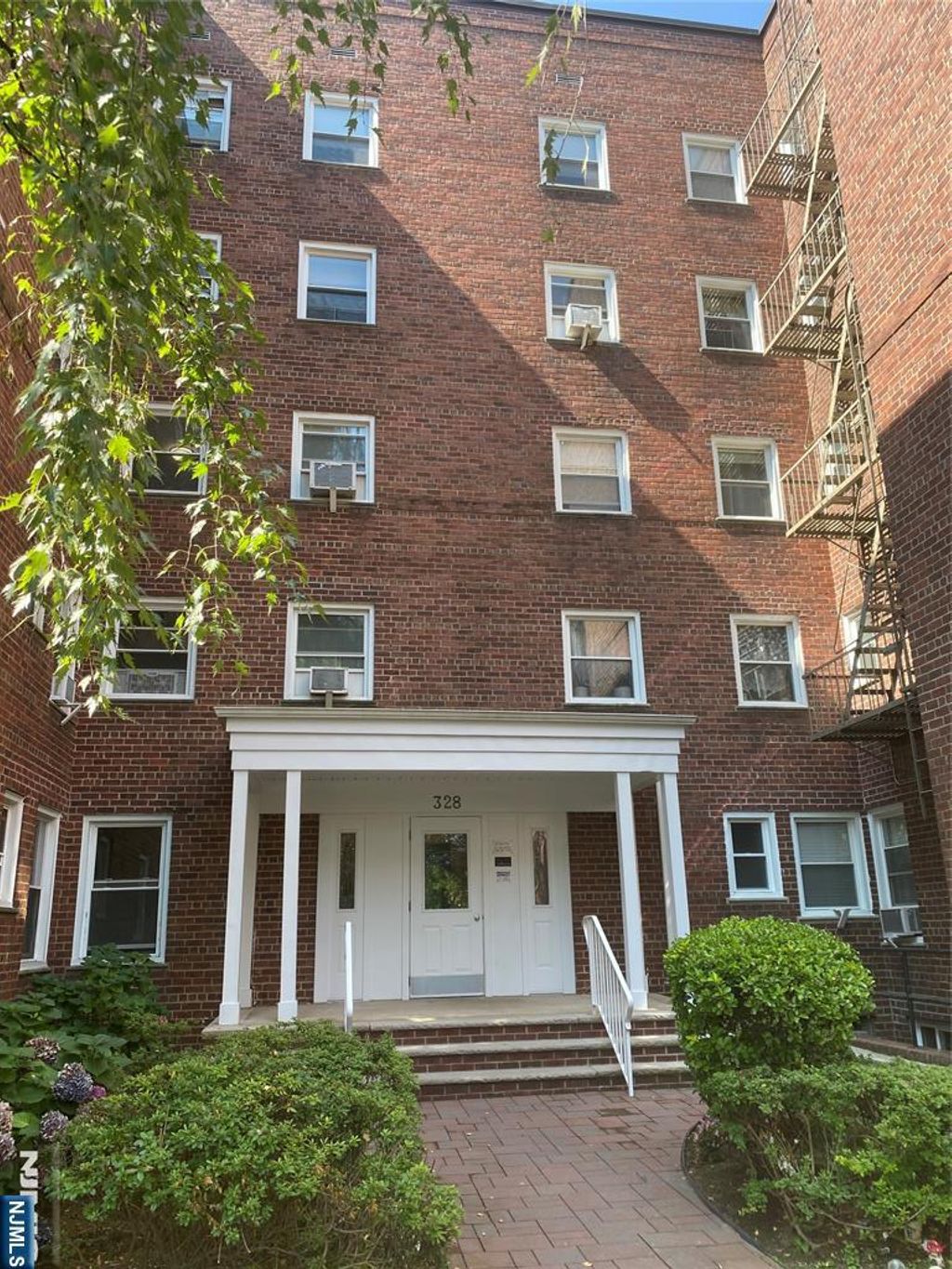 Photo of 328 N Bridge Plaza #5J, Fort Lee, NJ 07024 (MLS # 25027732)