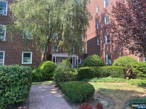 Photo of 328 N Bridge Plaza #5J, Fort Lee, NJ 07024 (MLS # 25027732)