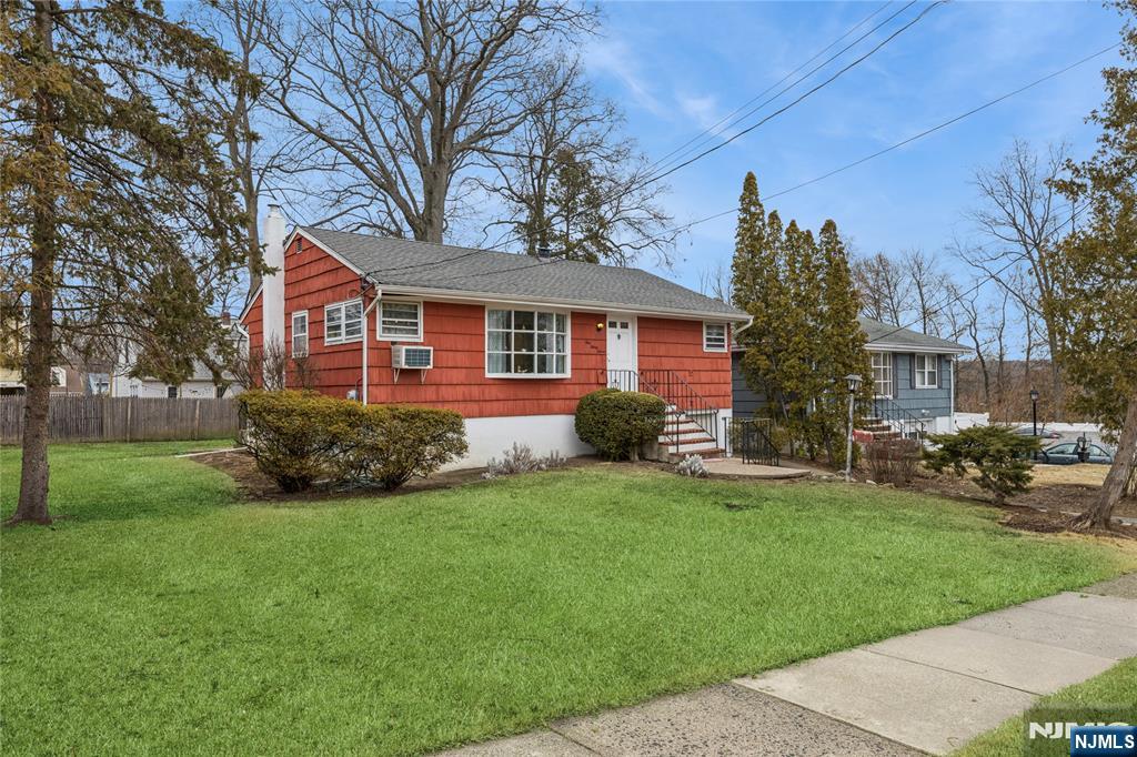 Property for Sale at 137 Lincoln Place, Waldwick, New Jersey - Bedrooms: 2 
Bathrooms: 1 
Rooms: 6  - $529,000
