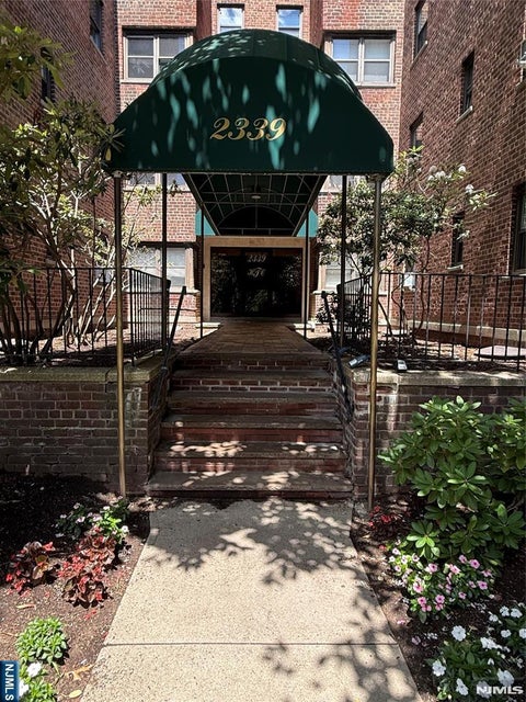 Photo of 2339 Hudson Terrace #E-2, Fort Lee, NJ 07024 (MLS # 26023834)