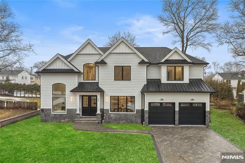 Photo of 21 Manor Court, Glen Rock, NJ 07452 (MLS # 26007543)