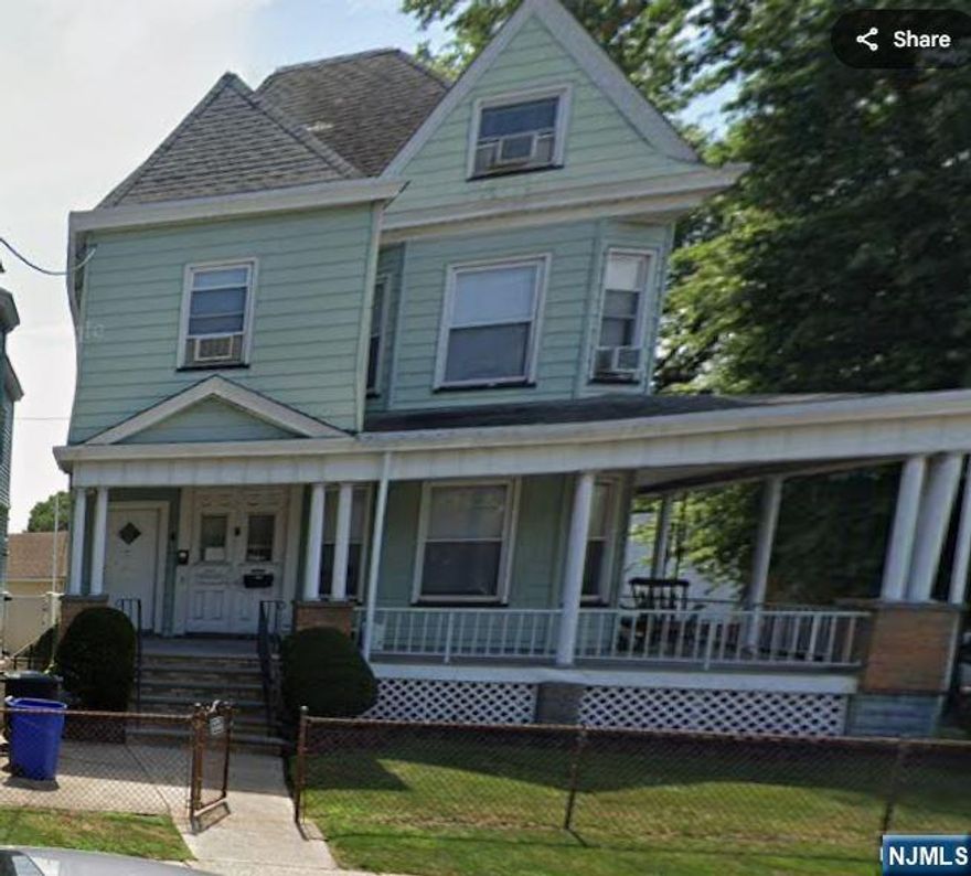 Renovated 1-bedroom apartment located on the 3rd floor in the center of town. Features include kitchen, refrigerator, and hot water included in the rent. Conveniently situated near shops, dining, and public transportation.