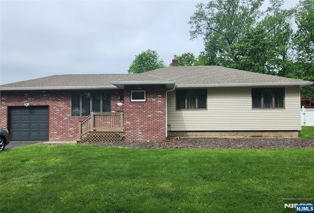Rental Property at 207 Oak, River Edge, New Jersey - Bedrooms: 3 
Bathrooms: 1 
Rooms: 6  - $3,900 MO.