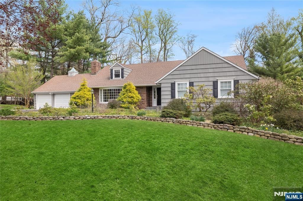 Photo of 20 Deerhorn Trail, Upper Saddle River, NJ 07458 (MLS # 26015283)