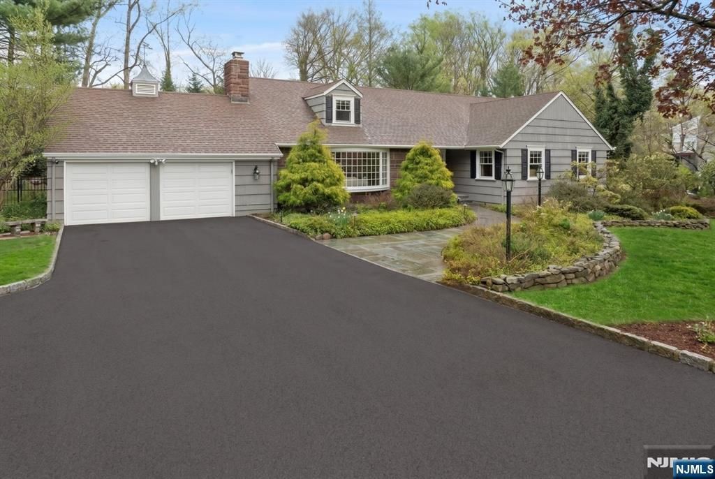Photo of 20 Deerhorn Trail, Upper Saddle River, NJ 07458 (MLS # 26015283)