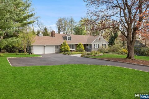 Photo of 20 Deerhorn Trail, Upper Saddle River, NJ 07458 (MLS # 26015283)