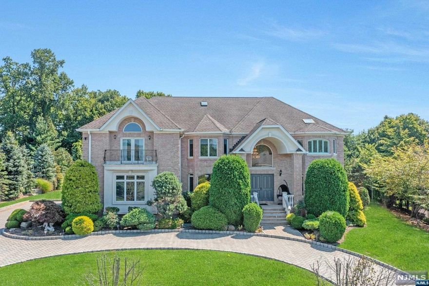 ALL BRICK, RECENTLY GUT RENOVATED CENTER HALL COLONIAL PERCHED ON A CUL-DE-SAC STREET KNOLL w/SWEEPING CIRCULAR DRIVEWAY! NEW KITCHEN, ALL NEW BATHS, NEW FLOORS! NEW LOWER LEVEL w/THEATER AND PLAY ROOM. FLAT, PRIVATE, WELL LANDSCAPED BACK YARD. THIS LIGHT, BRIGHT HOUSE FEATURES HIGH CEILINGS, FIRST FLOOR BEDROOM AND BATH, SUMPTUOUS SECOND FLOOR PRIMARY SUITE w/SITTING ROOM, FIREPLACE, LARGE CLOSETS/WARDROBE ROOM AND LARGE REGAL PRIMARY BATH. FOUR FAMILY BEDROOMS (2 ENSUITE, 2 SHARING ONE BATH), SECOND FLOOR LAUNDRY ROOM. FRONT AND REAR STAIRCASES. GREAT OPEN FLOORPLAN! 3 CAR GARARGE! LOW REAL ESTATE TAXES: $18,939.