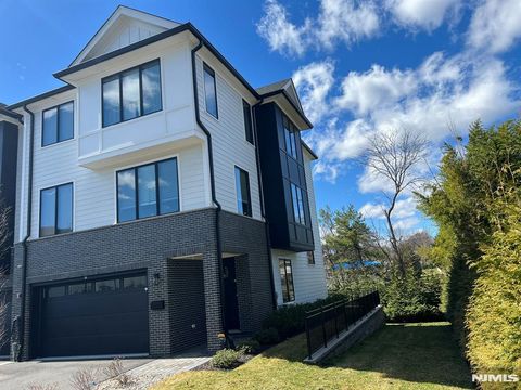 Photo of 2 Skye Drive, Paramus, NJ 07652 (MLS # 26009340)