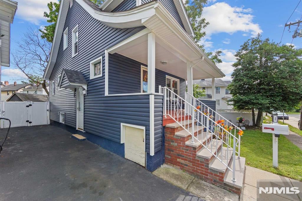 15 Laurel Street
