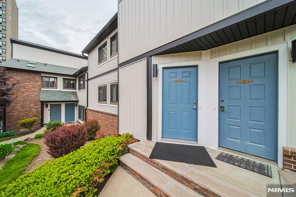 1437 John Street