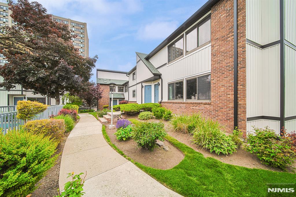 1437 John Street