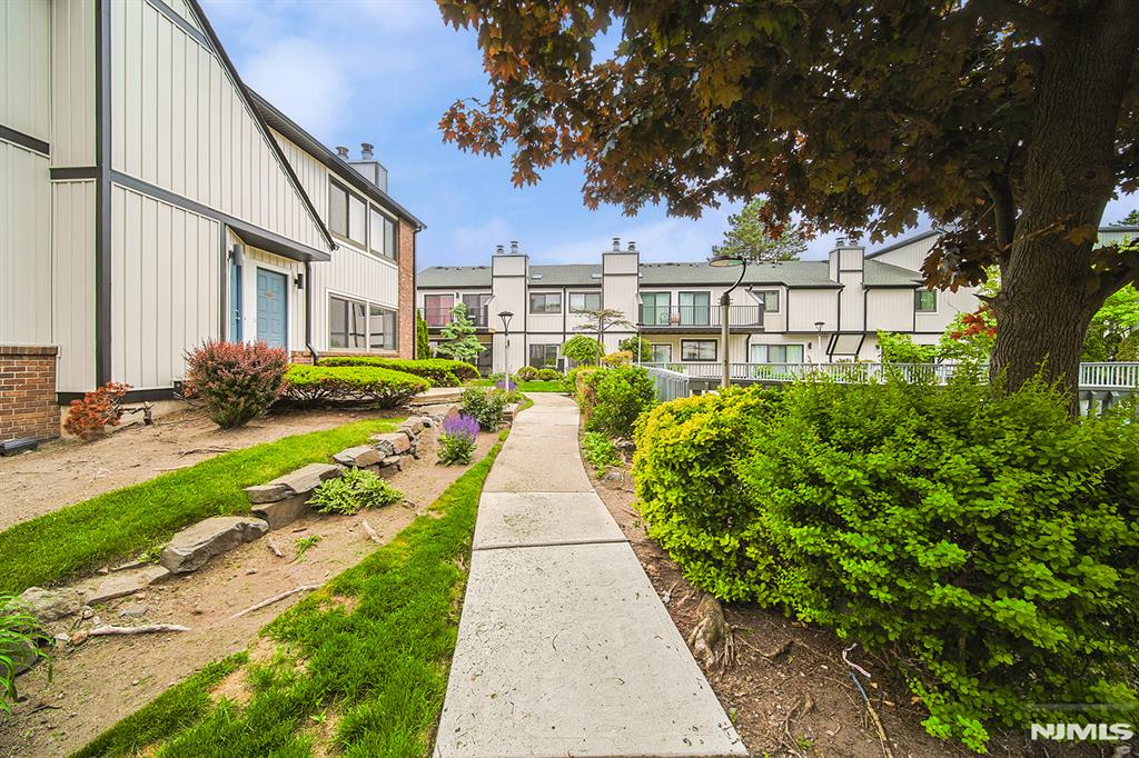 1437 John Street