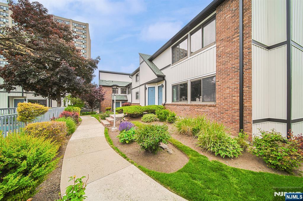 1437 John Street