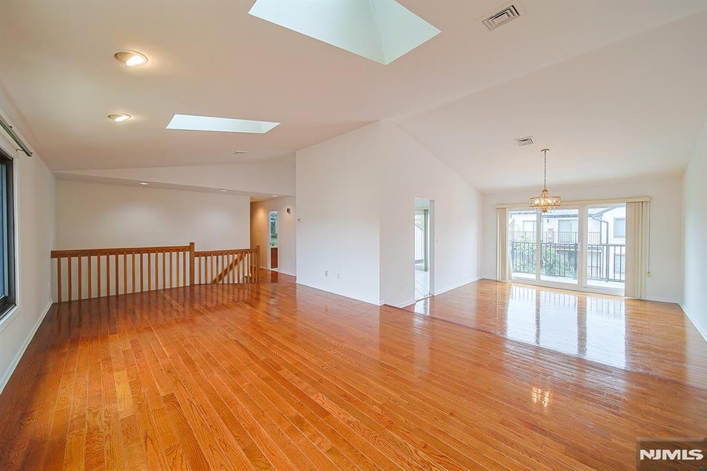 1437 John Street