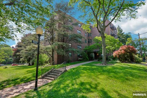 Photo of 3031 Edwin Ave #4H, Fort Lee, NJ 07024 (MLS # 26023116)