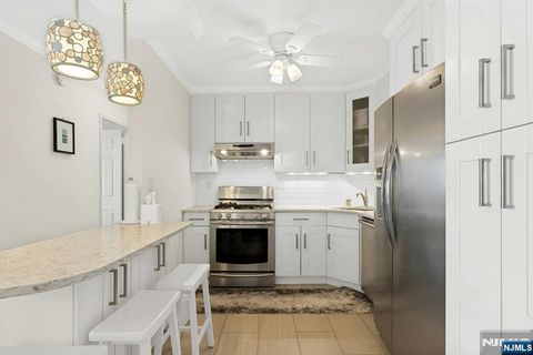 Photo of 2000 Linwood Avenue #17X, Fort Lee, NJ 07024 (MLS # 26021069)