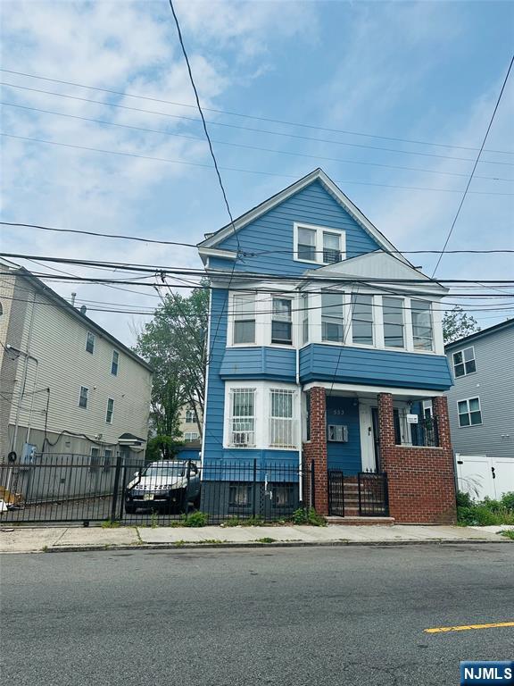 553555 10th, Newark, New Jersey - 10 Bedrooms  
3 Bathrooms  
16 Rooms - 