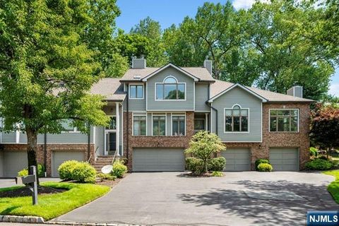 Photo of 74 Lakeview Dr, Old Tappan, NJ 07675 (MLS # 26003369)