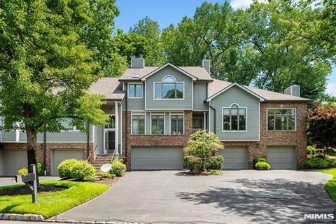 Photo of 74 Lakeview Dr, Old Tappan, NJ 07675 (MLS # 26003369)