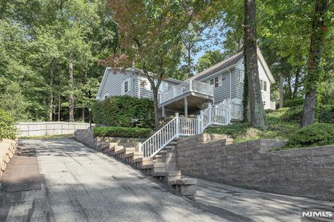 Photo of 336 Lakeview Ave, Ringwood, NJ 07456 (MLS # 26008995)