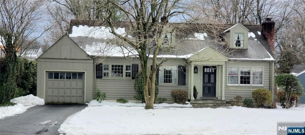 Photo of 524 Harristown Road, Glen Rock, NJ 07452 (MLS # 25044098)